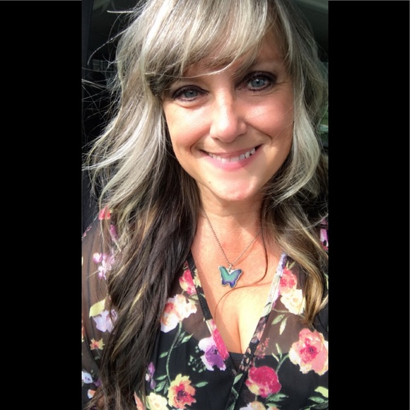 Meet your Poshmark Ambassador 2⭐️ for @STUFFMARTCANADA - Picture 2 of 8